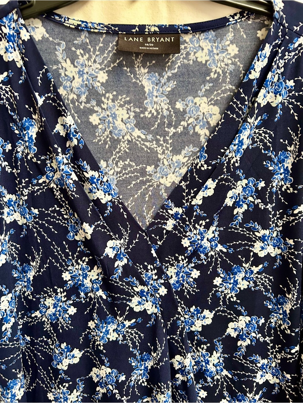 LANE BRYANT NAVY SURPLICE FLORAL TOP, PLUS SIZE 18/20